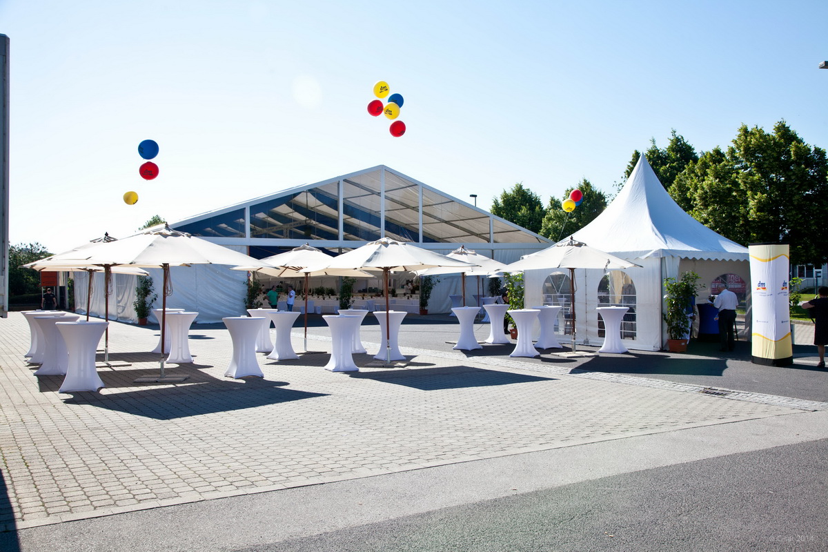 Sommerfest Großzelt mit Mietmöbel